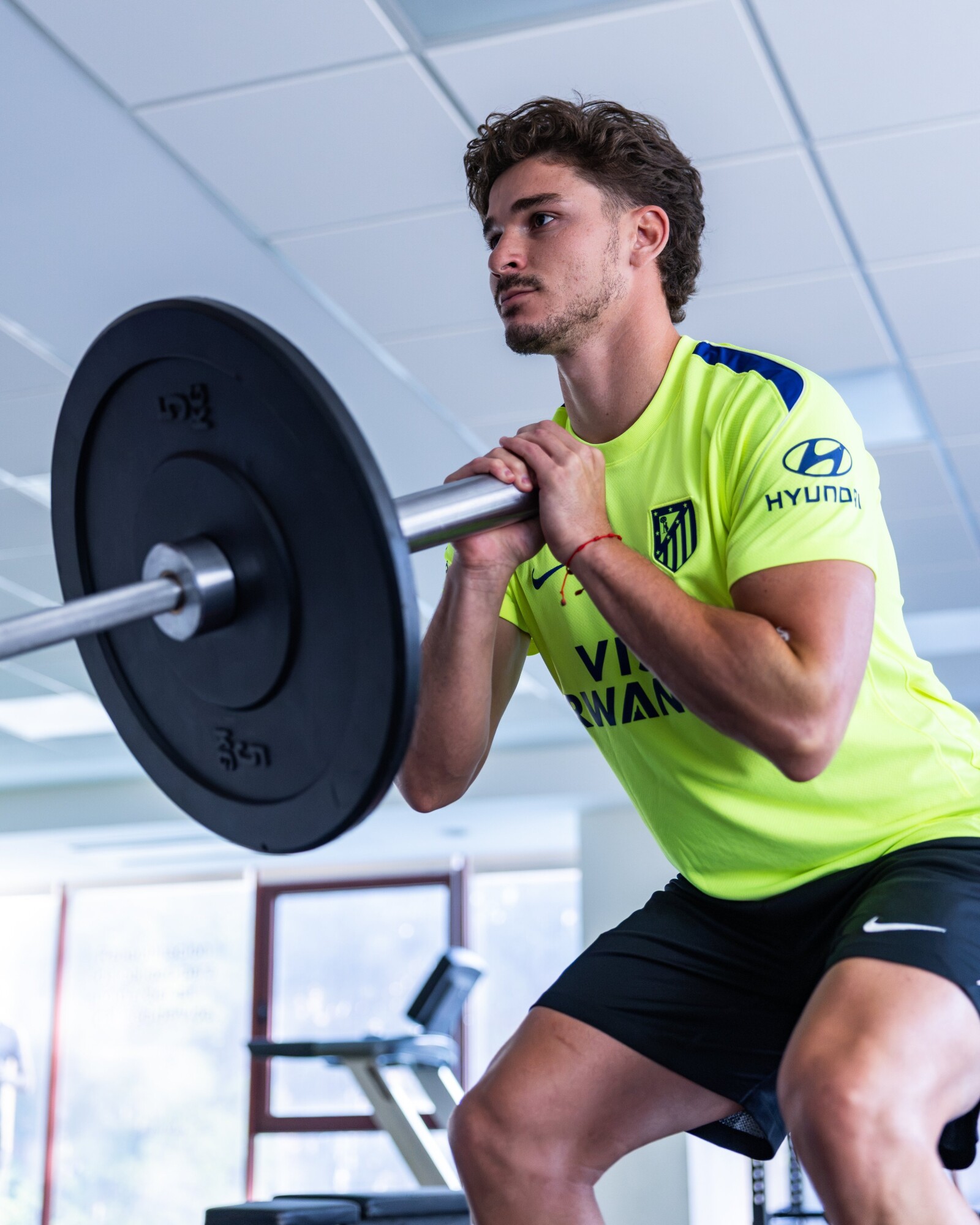 Julian Alvarez gây sự trong ngày đầu trở lại Atletico, làm căng đòi sang Barca