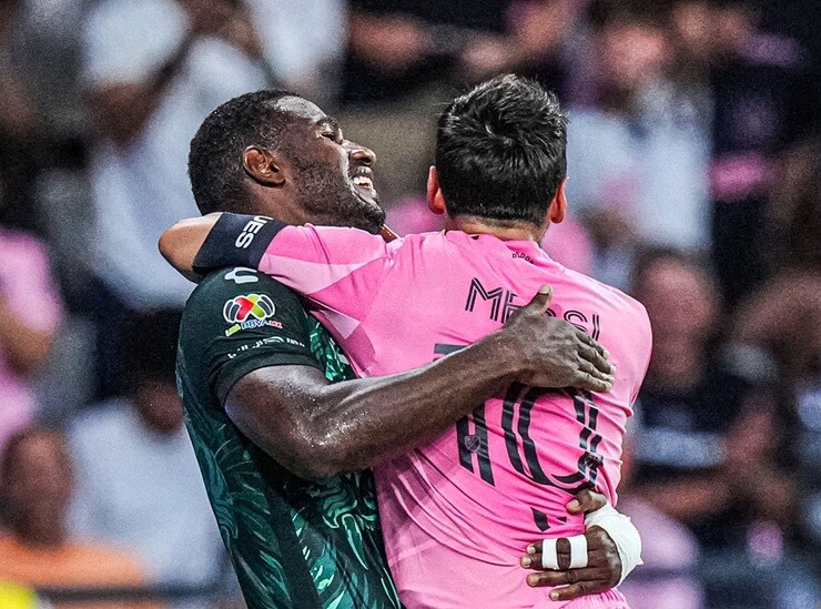 Xúc động Messi tái xuất sau cú sốc cha qua đời, được đối thủ ôm và nhấc bổng